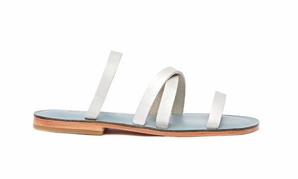 Side view of the handmade Wind women's slip-on leather sandals in light grey insole with silver straps / SILVER